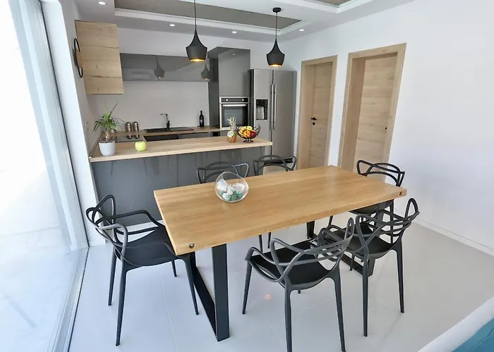 Family Friendly House With A Swimming Pool - 15909 펜션