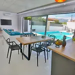 Family Friendly House With A Swimming Pool - 15909 Split