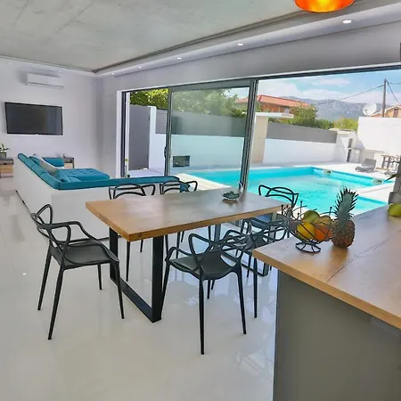 Family Friendly House With A Swimming Pool - 15909 Split