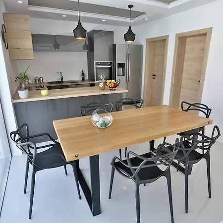 Family Friendly House With A Swimming Pool - 15909 Holiday home