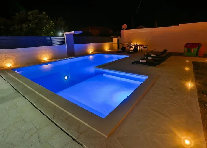 Family Friendly House With A Swimming Pool - 15909 * ספליט
